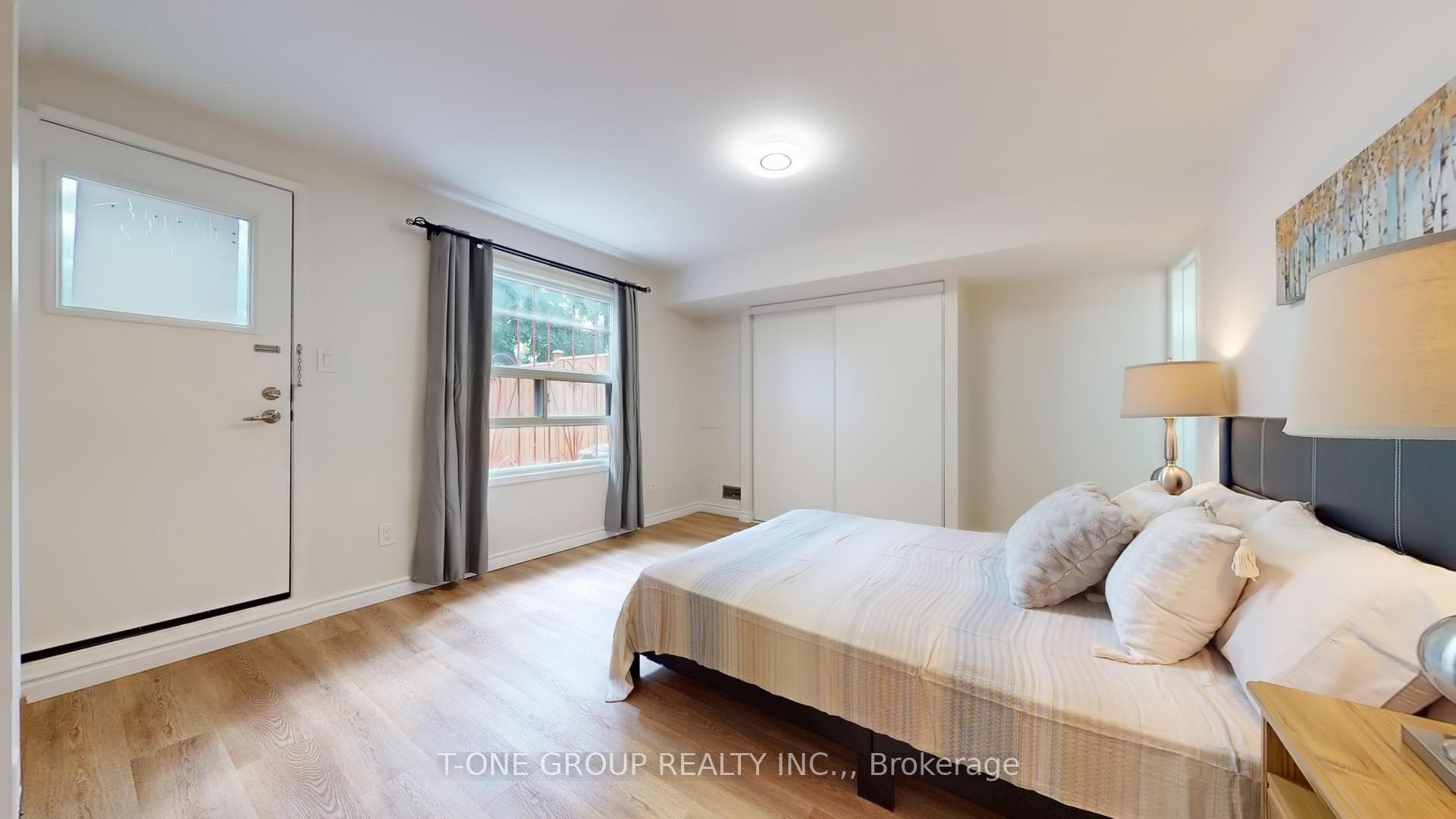 632 Adelaide Street photo 24
