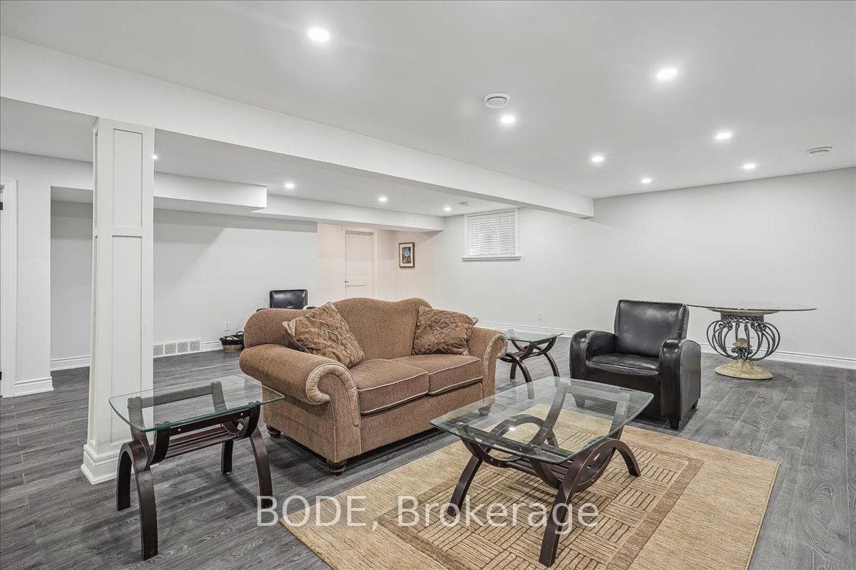 215 Oak Street photo 30