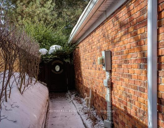 675 Athol Street photo 37