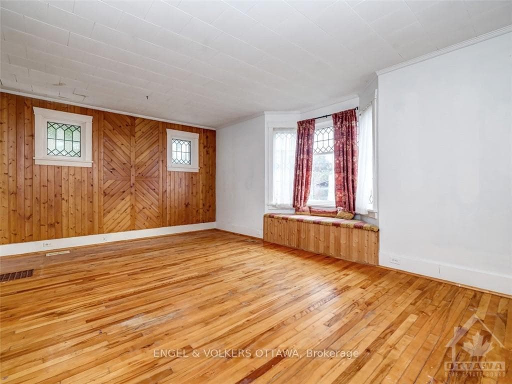 53 SMITHS FALLS Avenue photo 5
