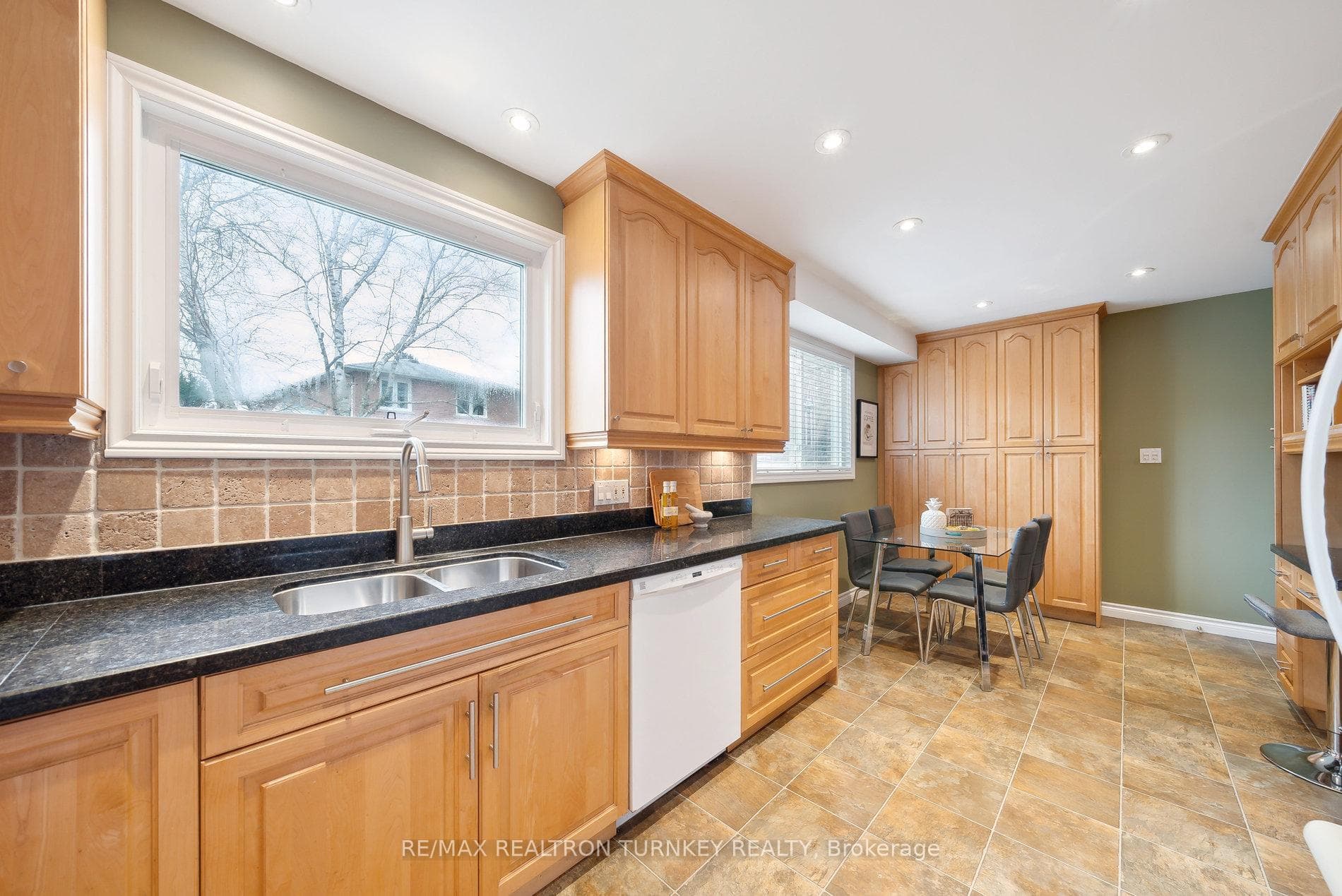 291 Manchester Drive photo 7