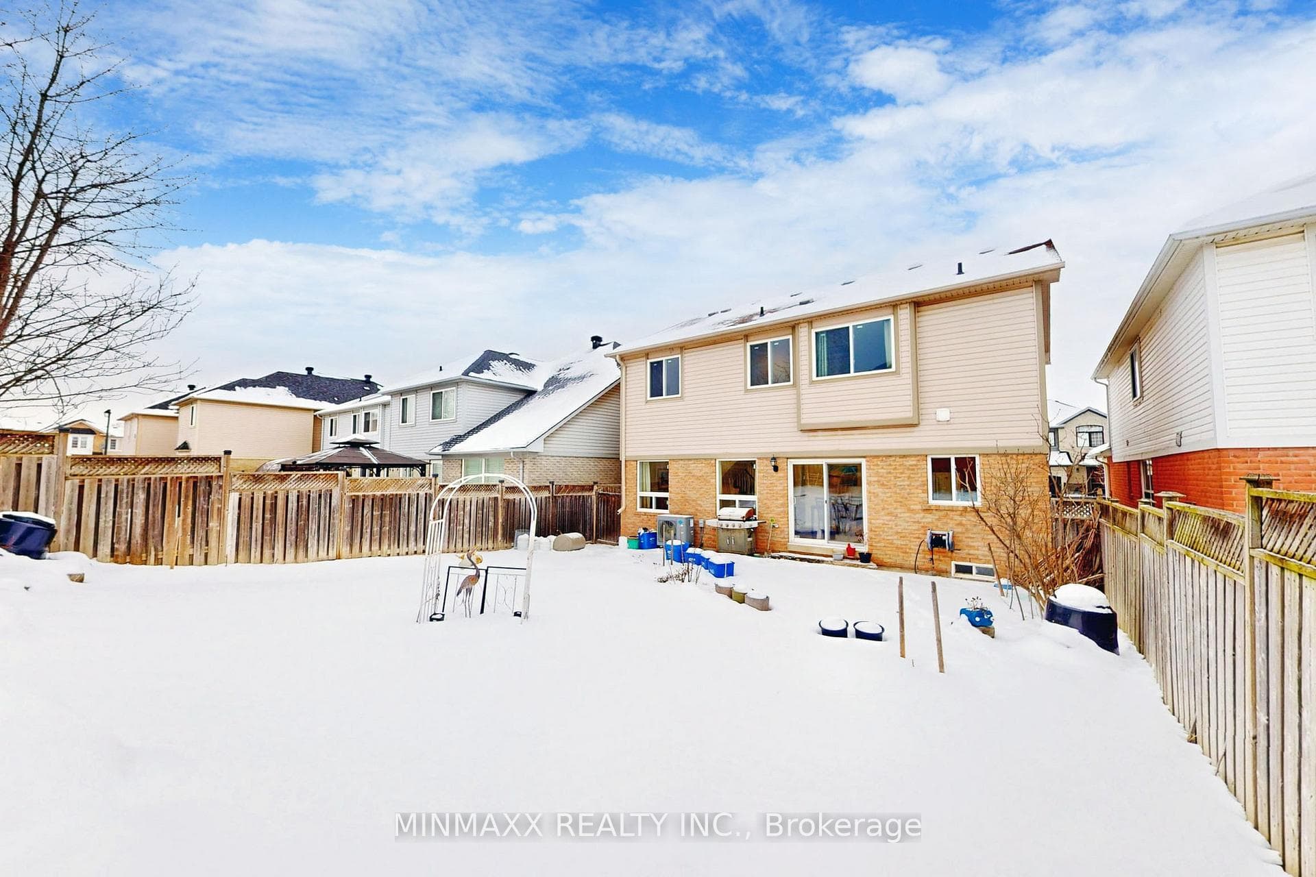 1081 Holdsworth Crescent photo 39