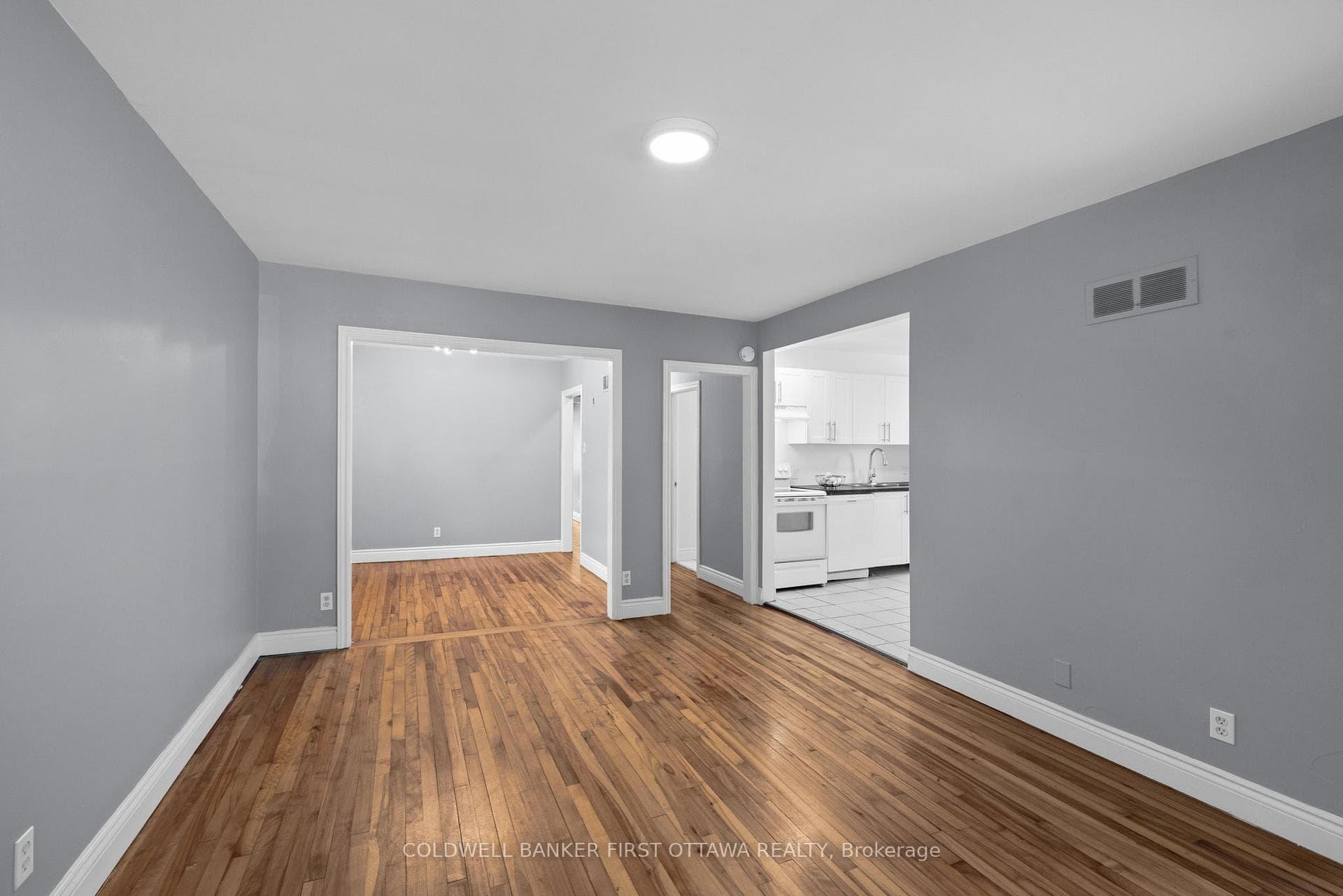 Expansive living space w access into dining room