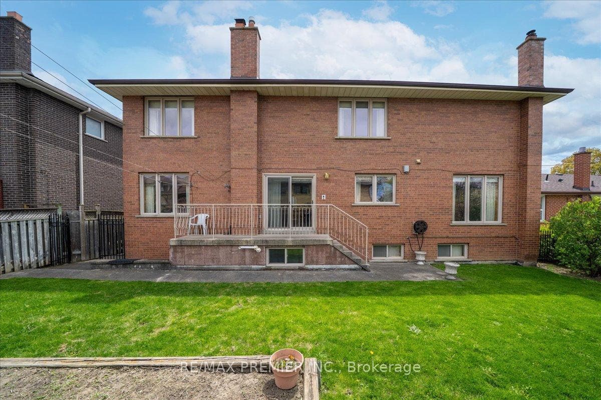 100 Hallsport Crescent photo 48