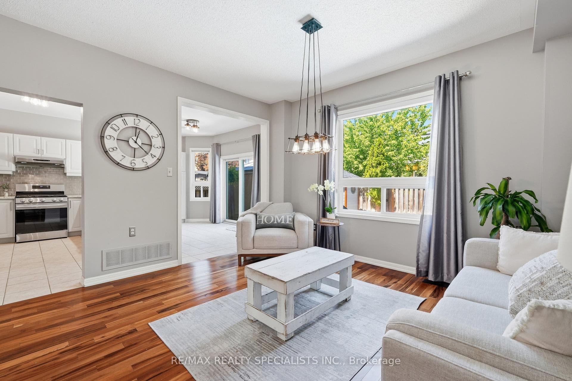 212 Ellis Crescent photo 9