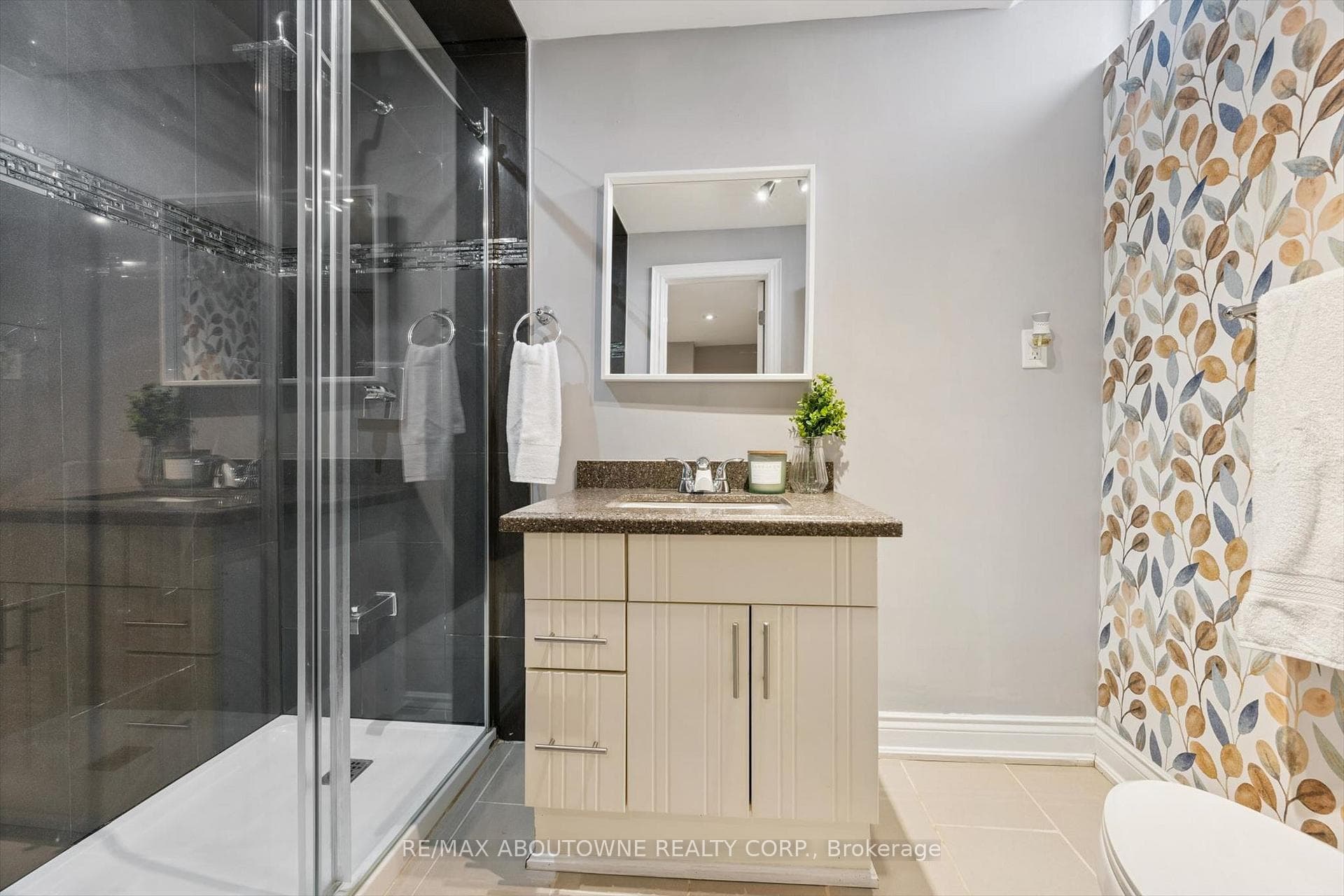 395 Maidstone Crescent photo 33