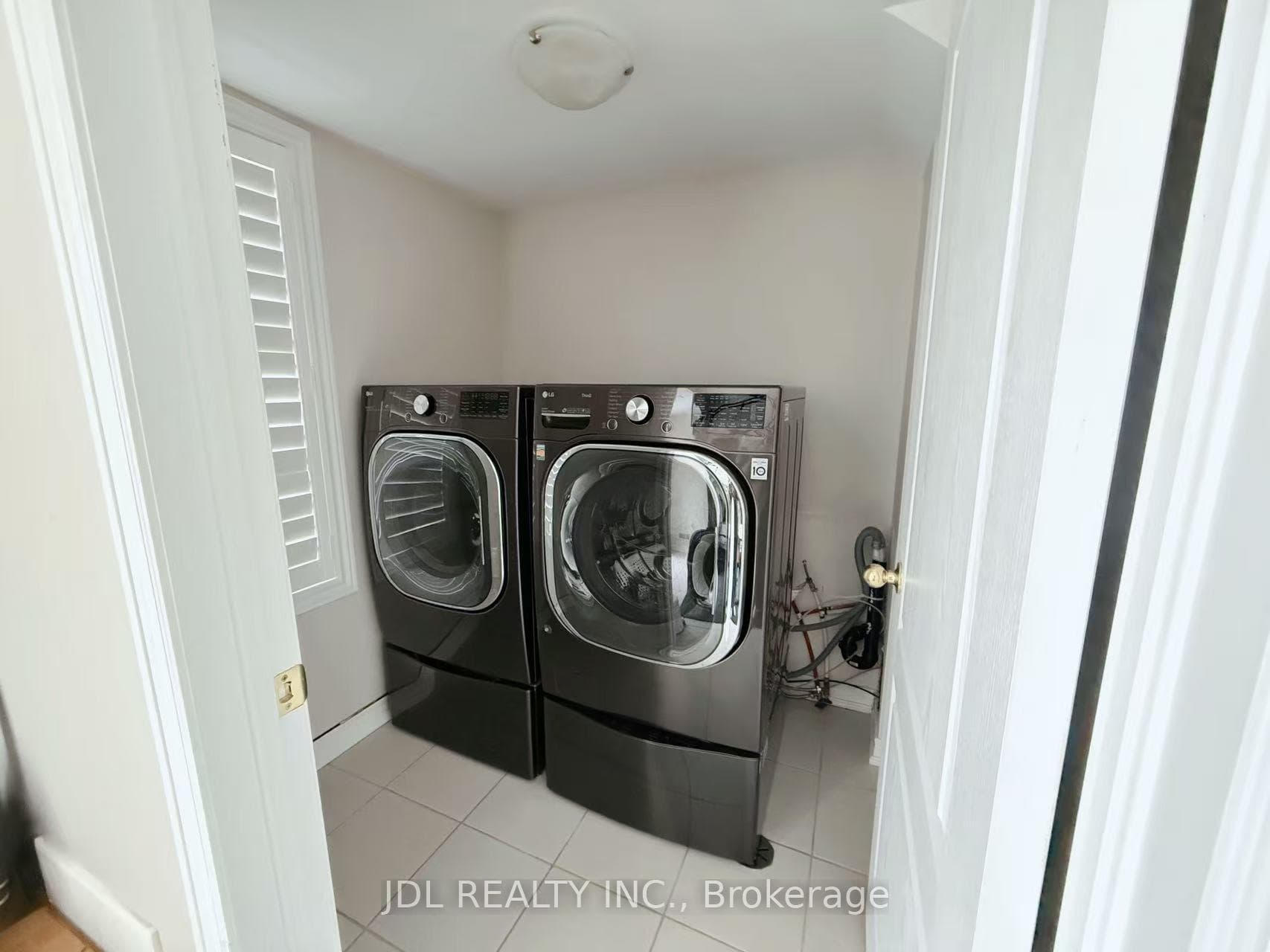 1374 Granrock Crescent photo 8