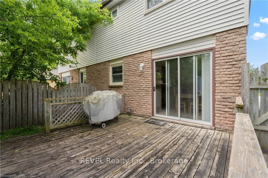 88 MANLEY Crescent photo 5