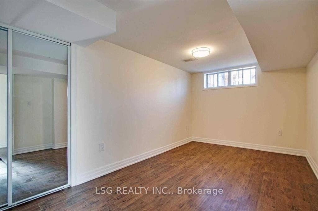 23 Sussex Avenue photo 28