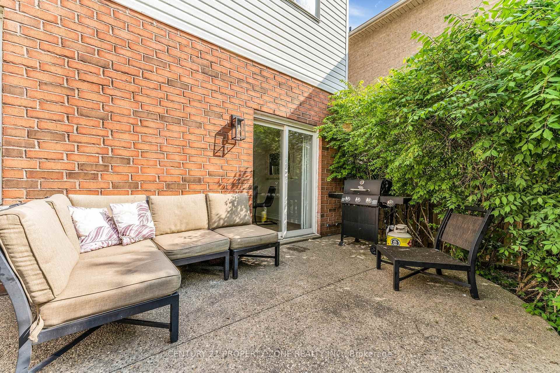 214 Ellis Crescent photo 32