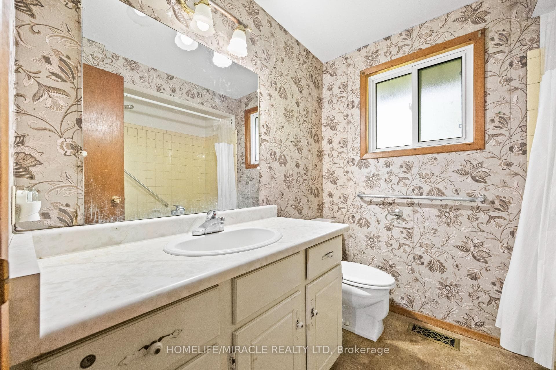 1250 Jalna Boulevard Unit 8 photo 31