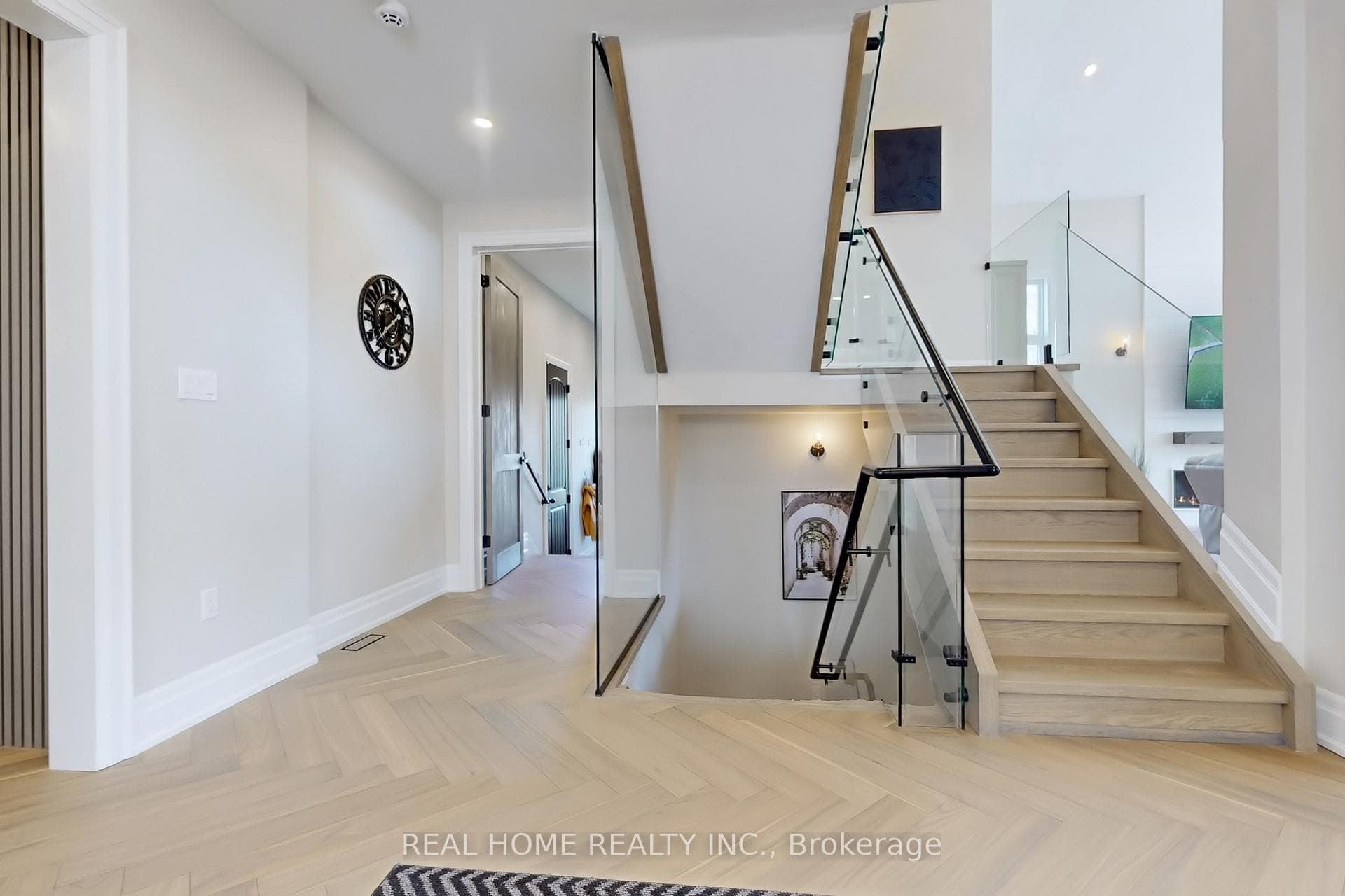 8 Knowles Crescent photo 25