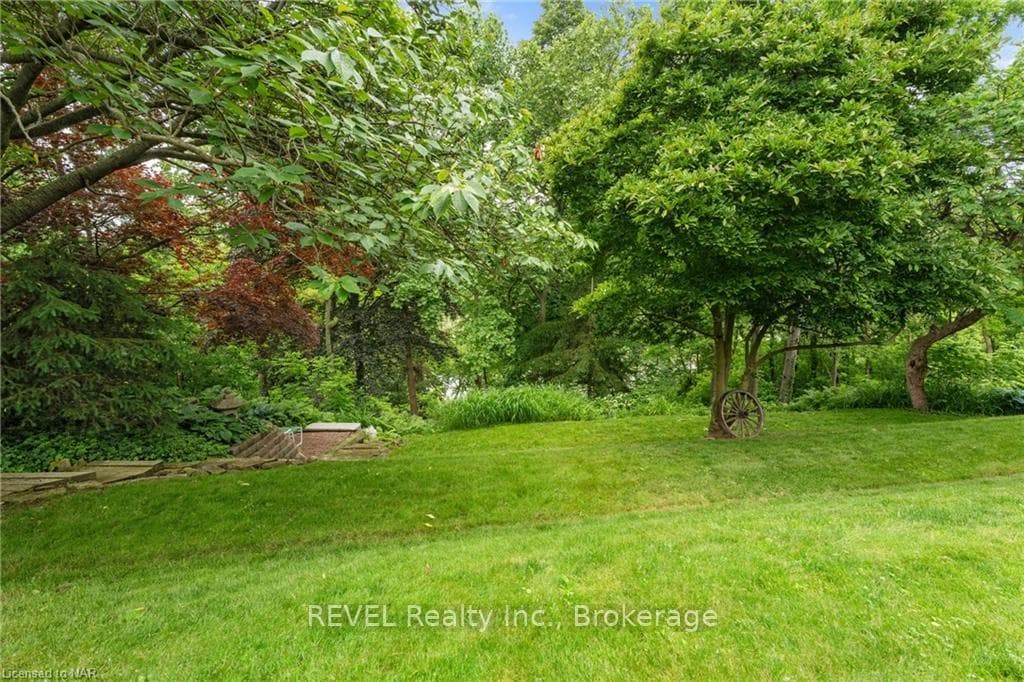 1677 GREGORY Road photo 34
