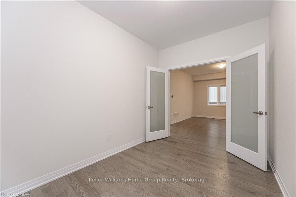 425 ADELAIDE Street photo 18
