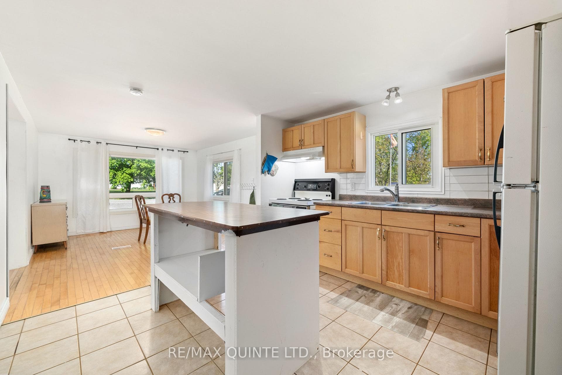 21 MOORE Avenue photo 9
