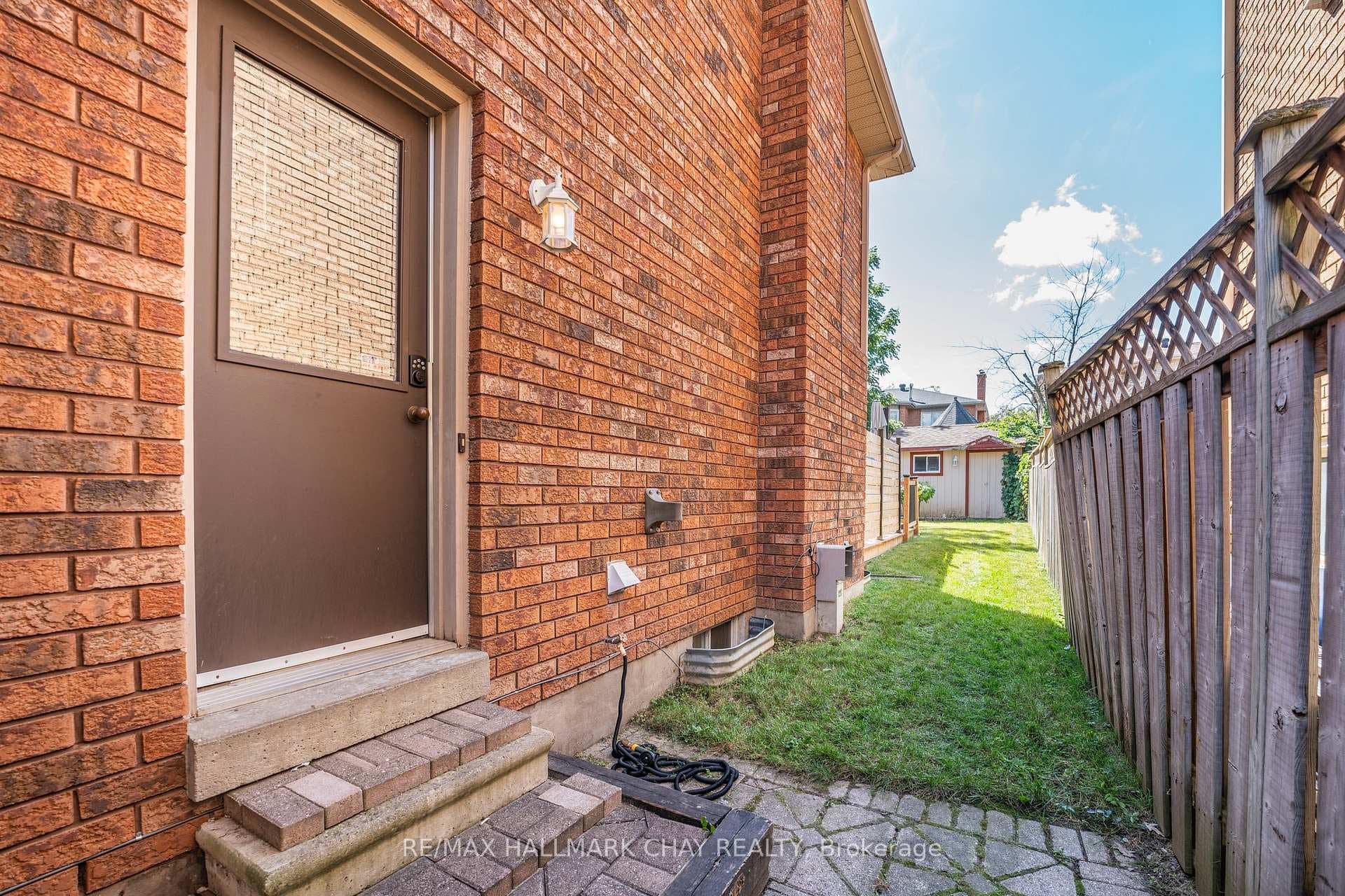 22 Thackeray Crescent photo 33