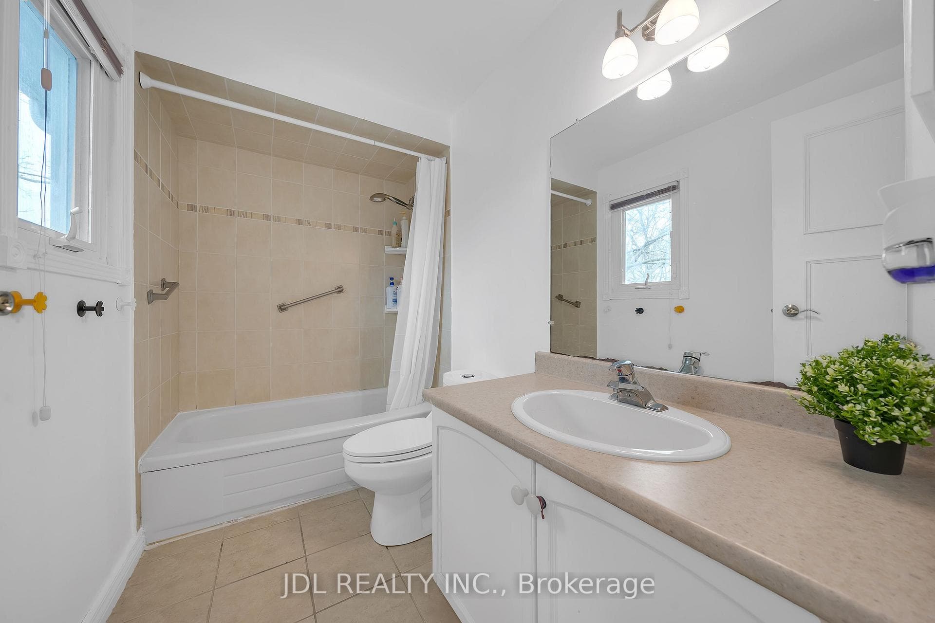 83 Reginald Crescent photo 26