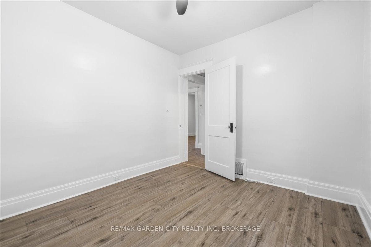 106 Carlton Street photo 19
