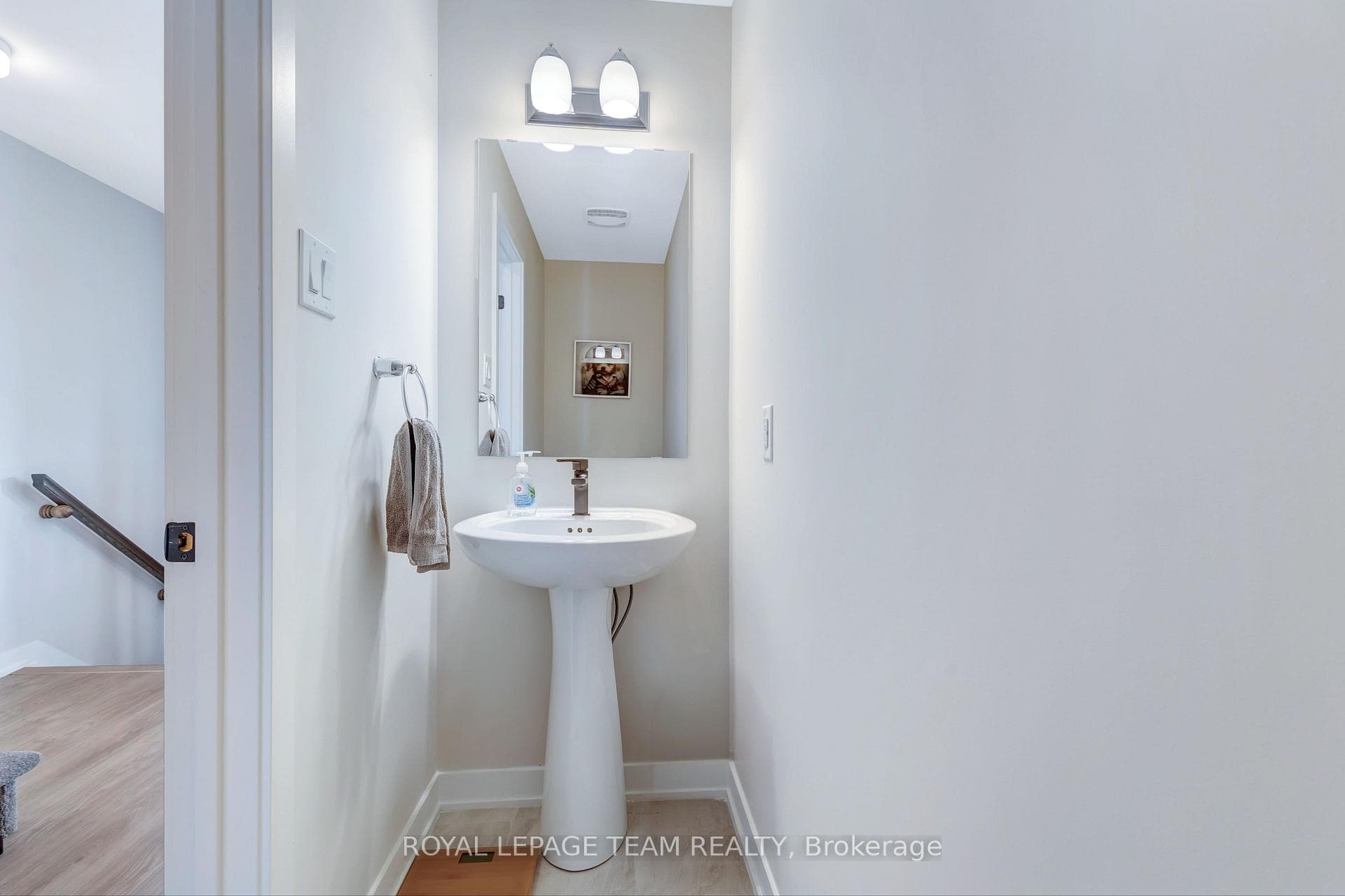 916 Parnian Private photo 12