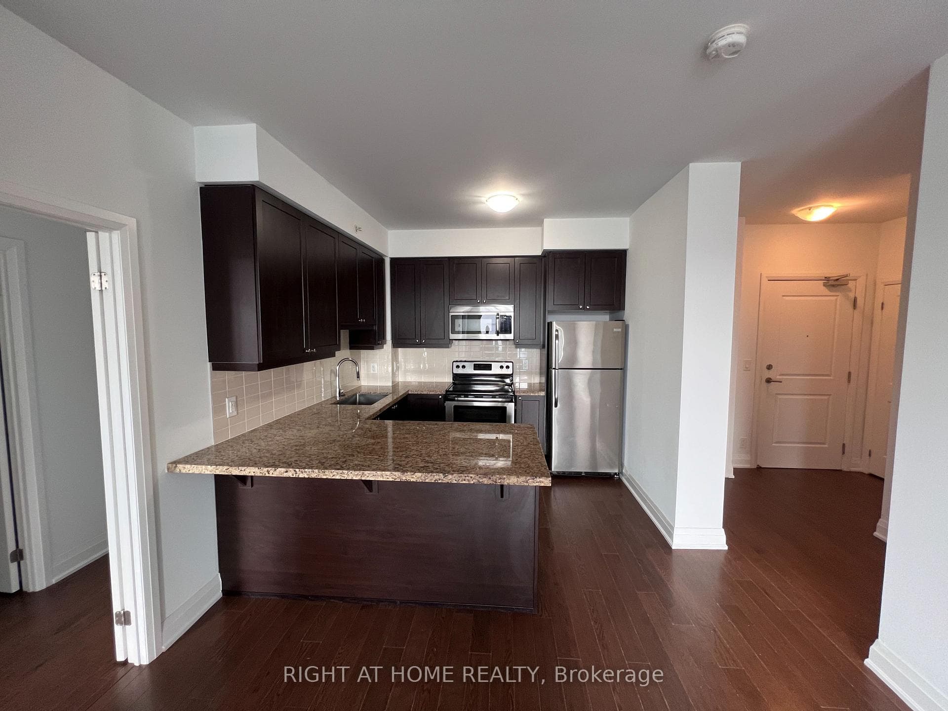 Bright and spacious kitchen