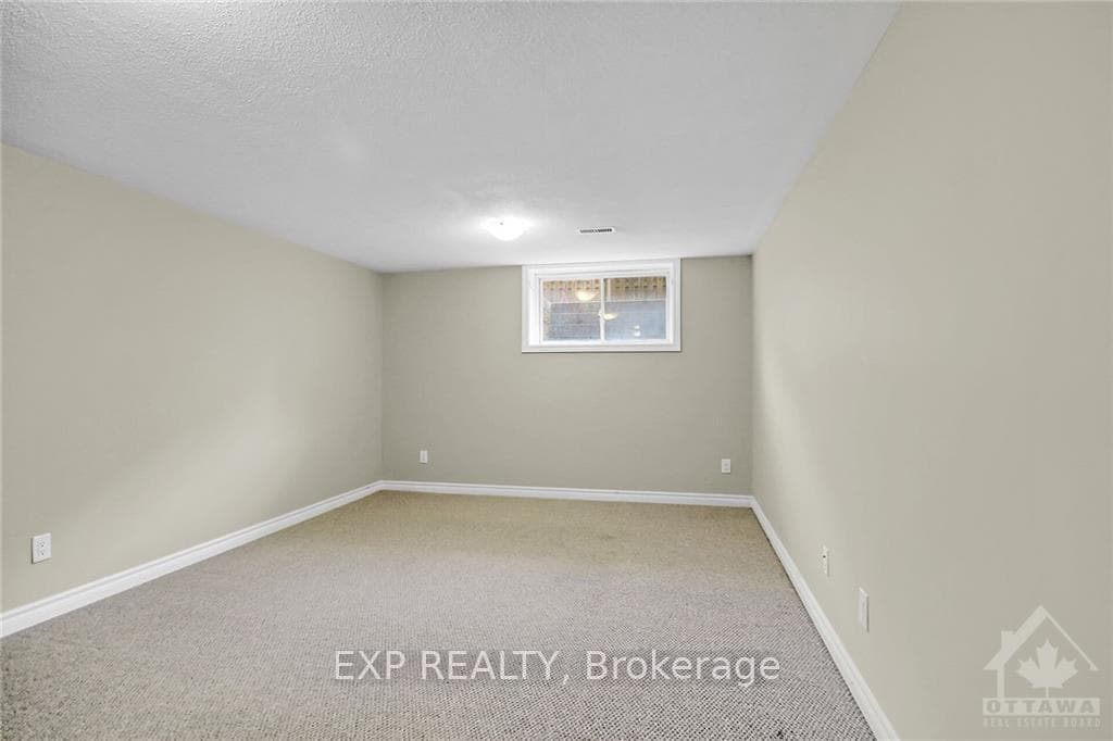 660 LAURALEAF Crescent photo 22