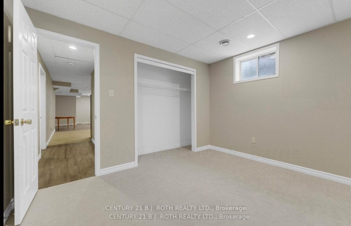 361 GEORGIAN Drive Unit LOWER photo 11