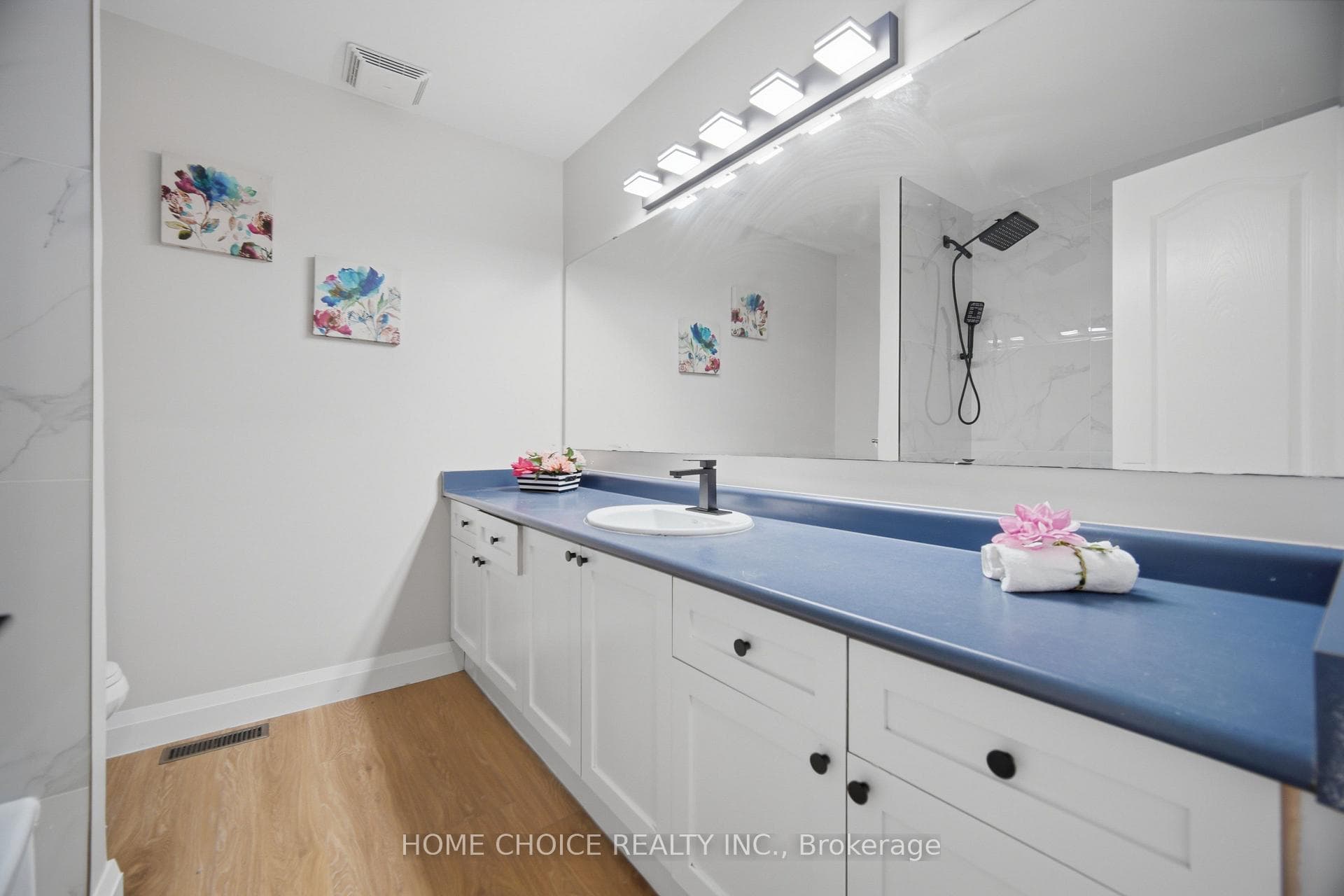 670 Dolby Crescent photo 35