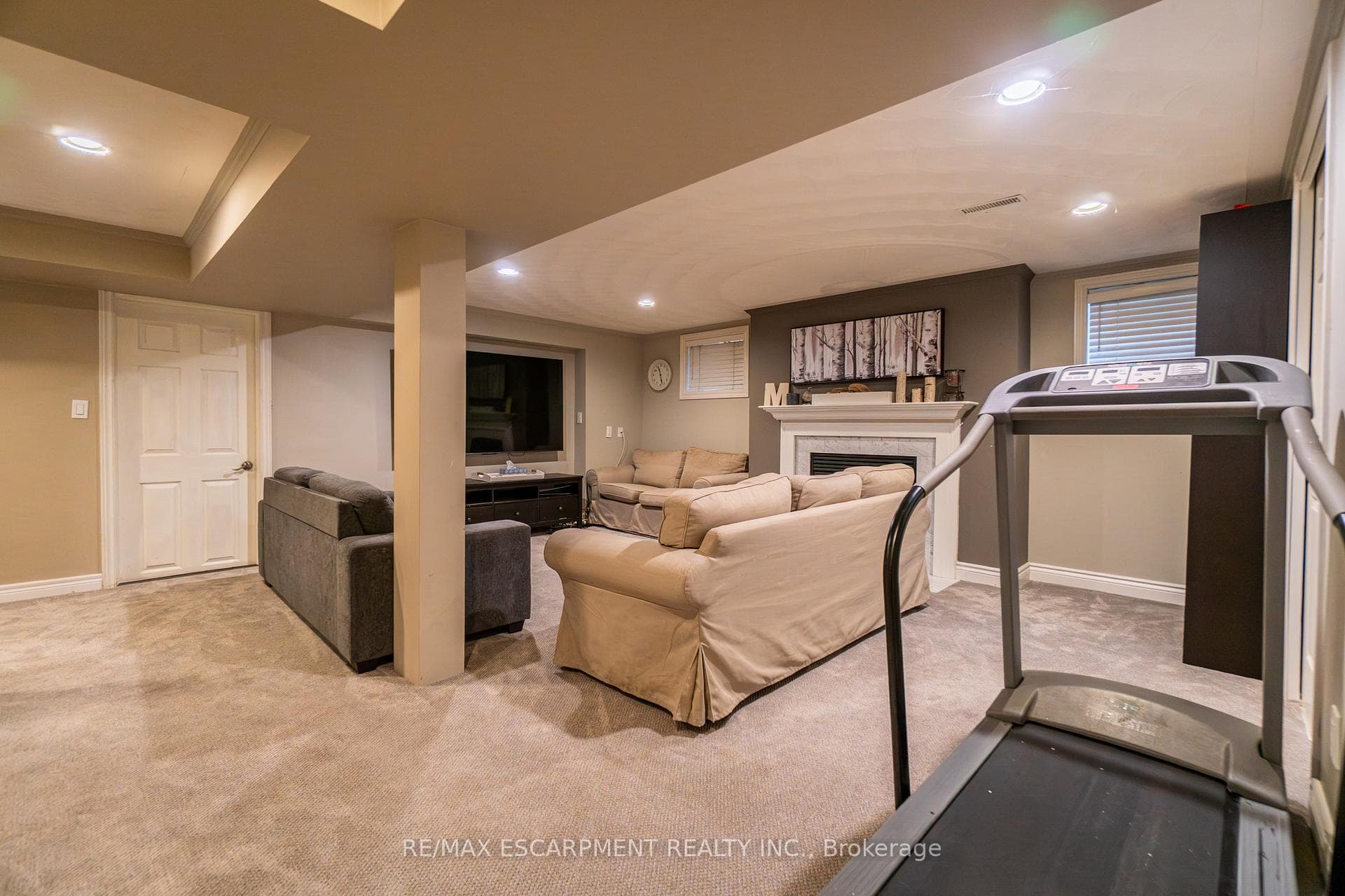 2393 Arnold Crescent photo 36