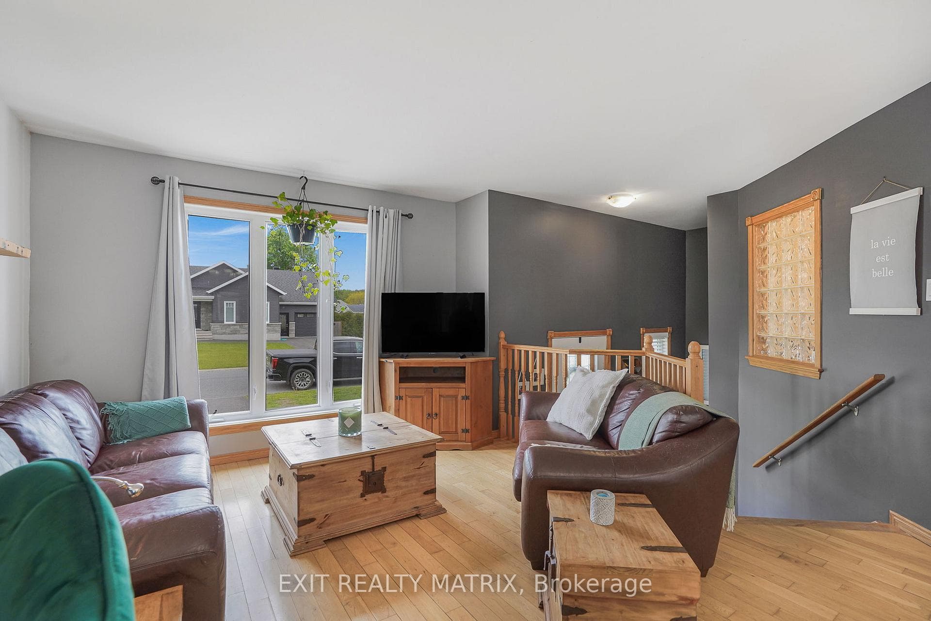 90 Richard Street photo 5