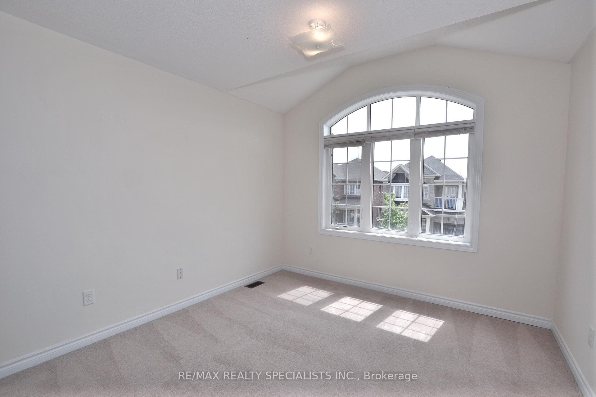 1520 Haws Crescent photo 9