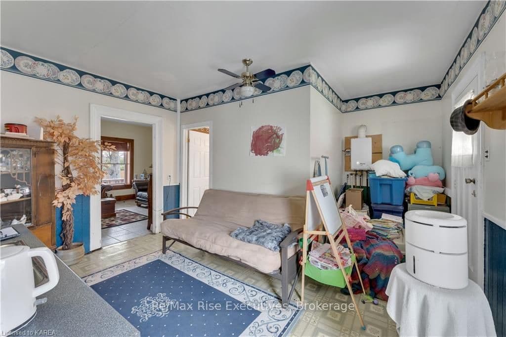 285 THOMAS Street photo 14