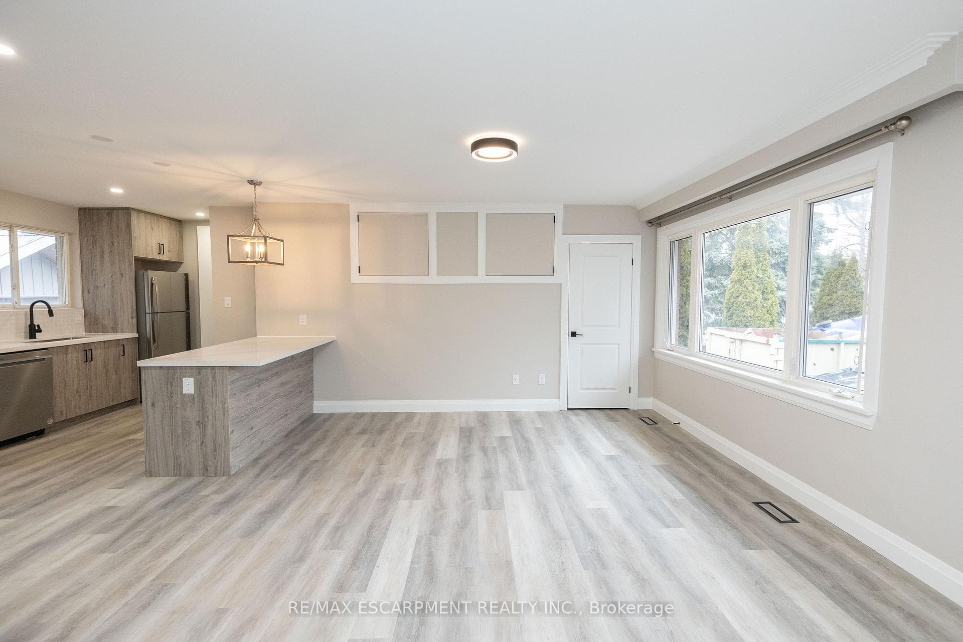 402 Third Line photo 13