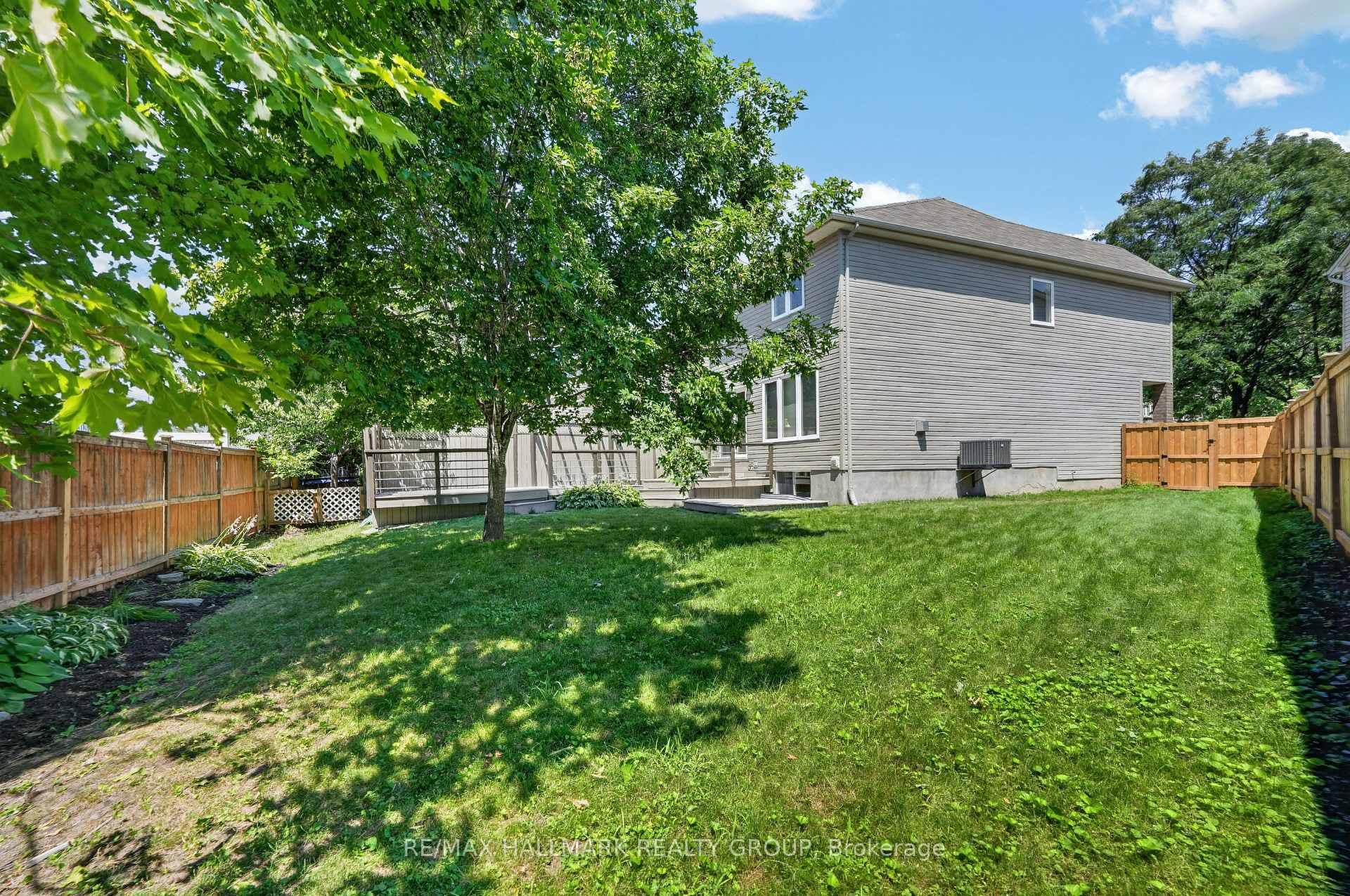2028 MELETTE Crescent photo 34