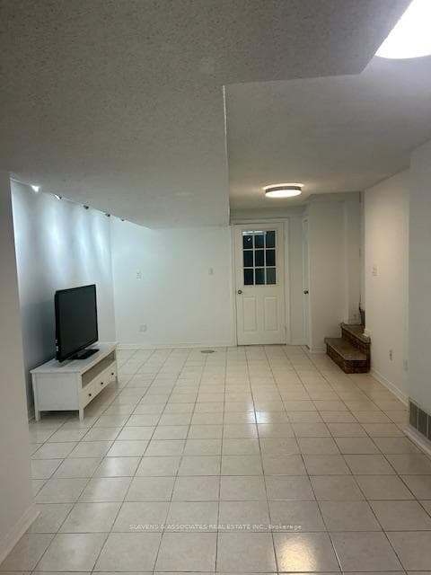 71 Montrose Avenue Unit Lower photo 6