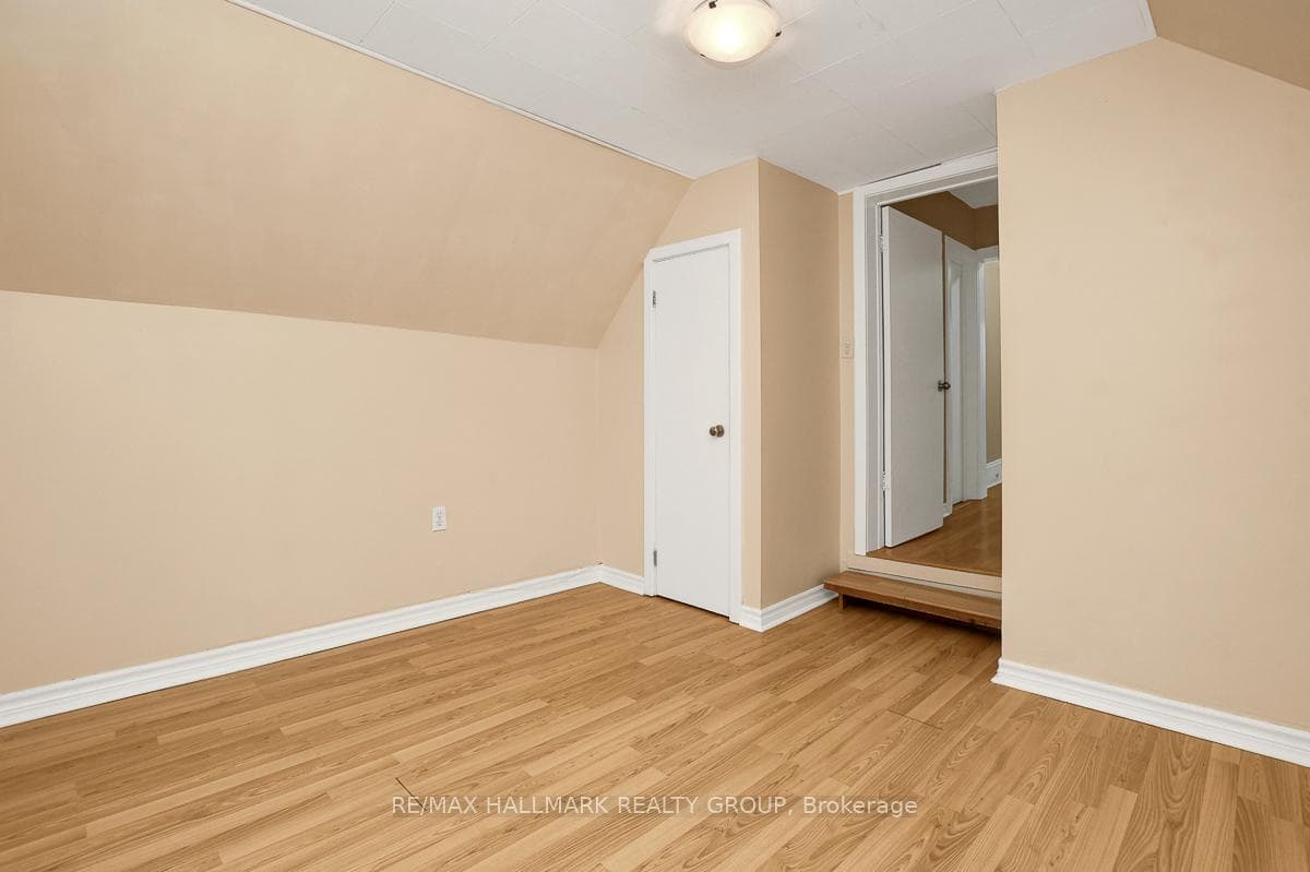 518 Clarence Street photo 14