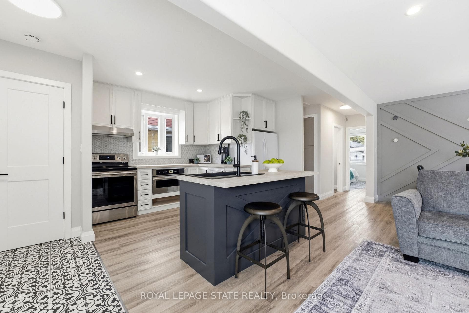 957 Queensdale Avenue photo 9