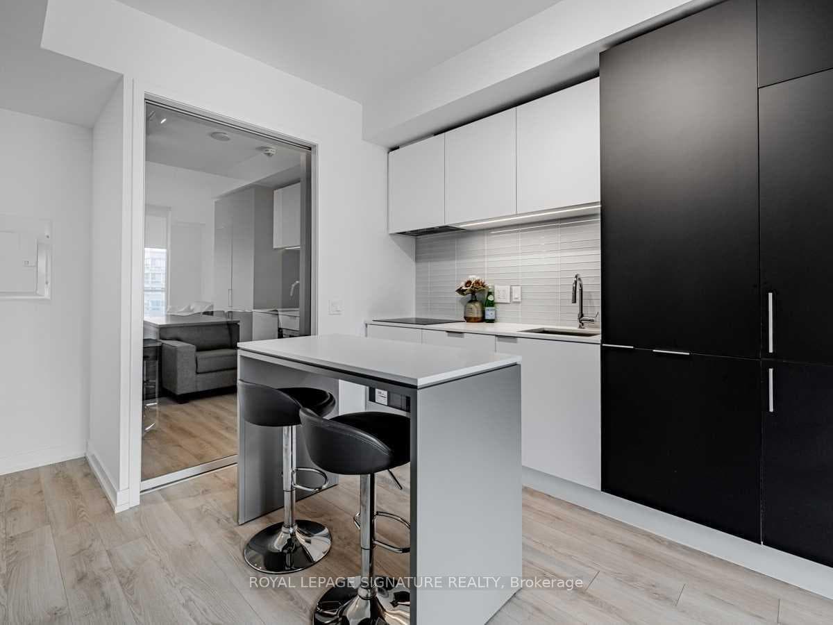 33 Helendale Avenue Unit 707 photo 12