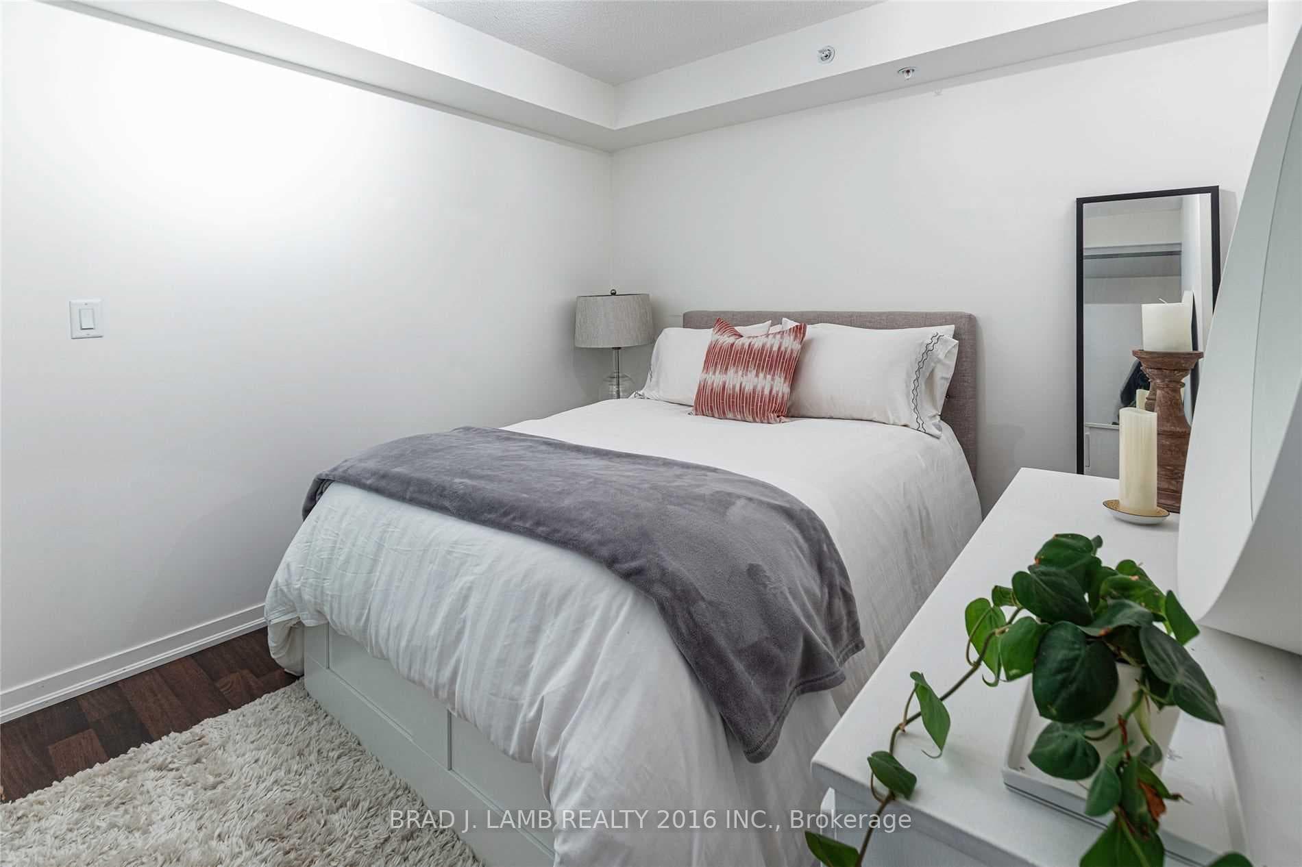 20 Joe Shuster Way Unit 807 photo 17