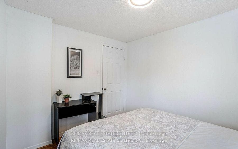2046 Glenada Crescent photo 26