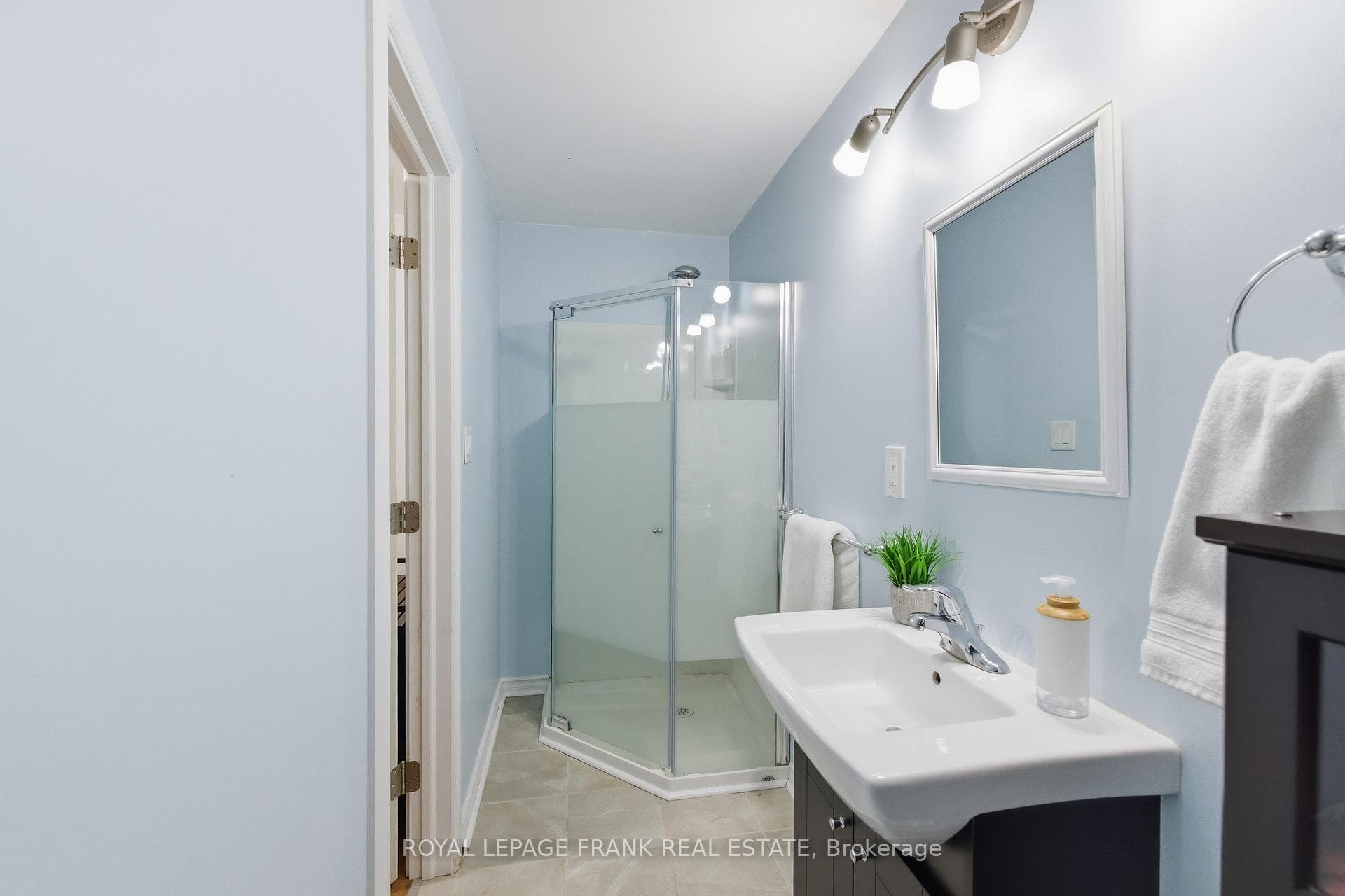 579 Queen Street photo 39