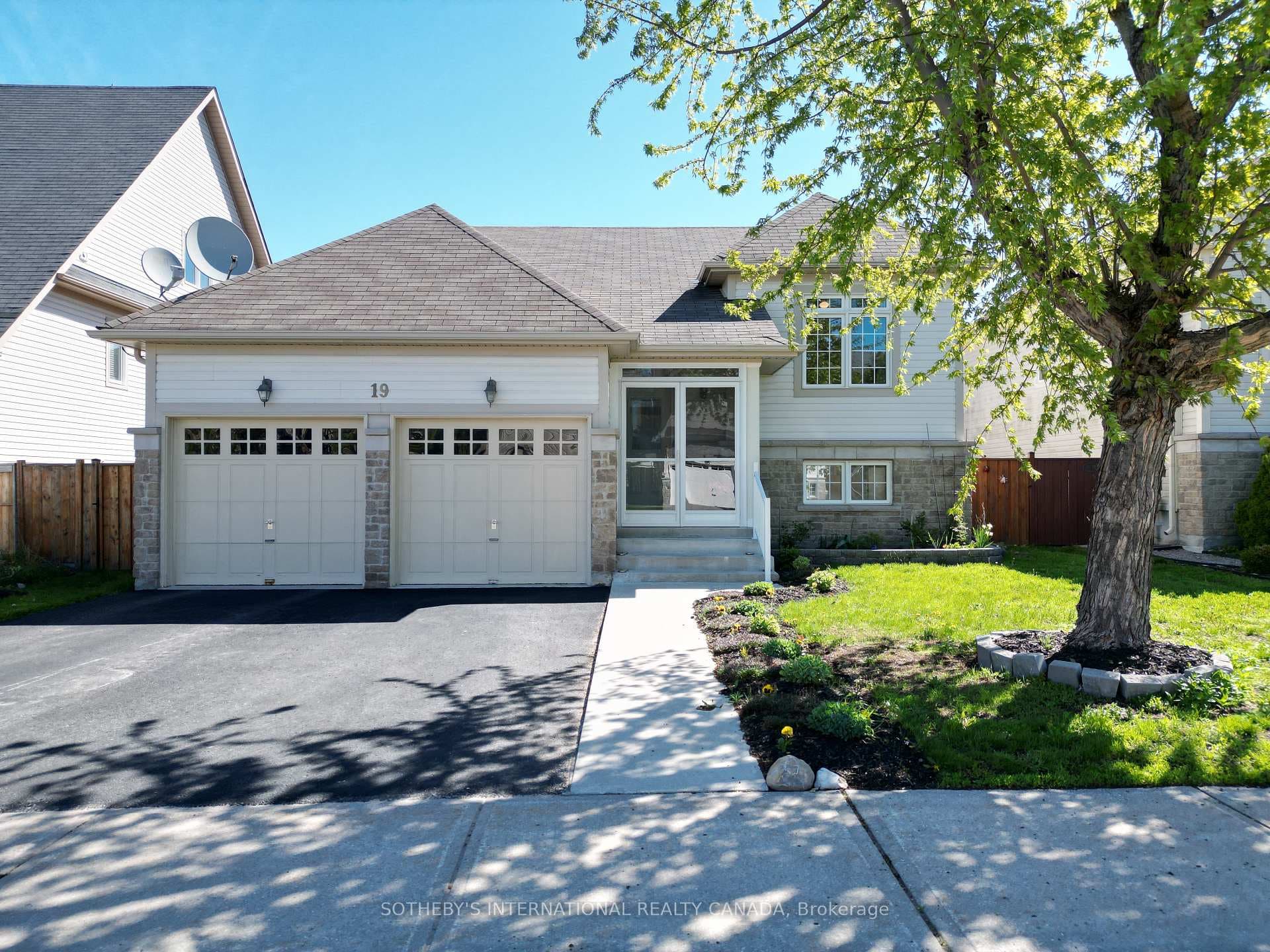 19 Grand Poplar Lane photo 2