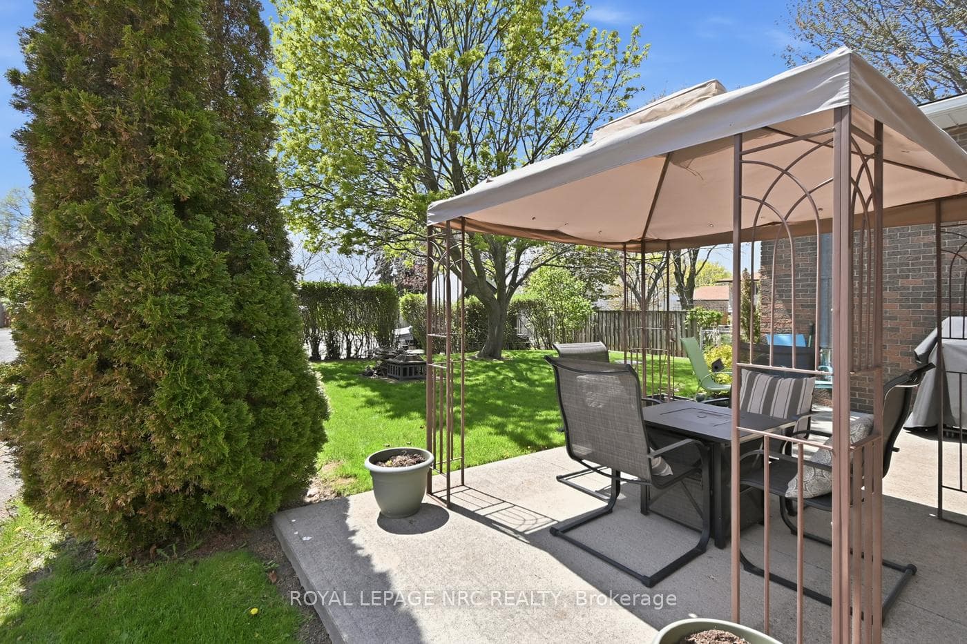 520 Clarence Street photo 46