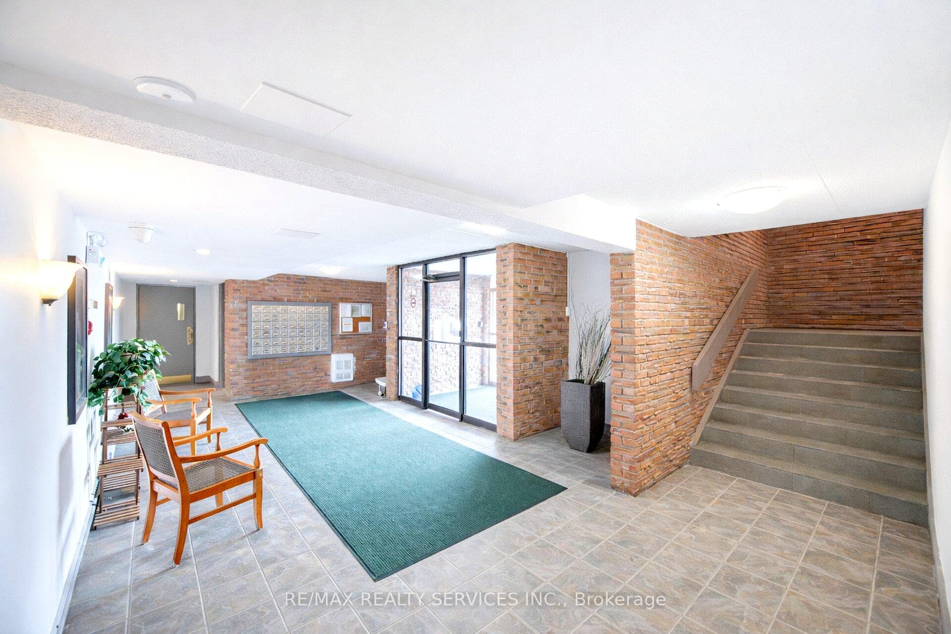 580 Mary Street Unit 105 photo 4