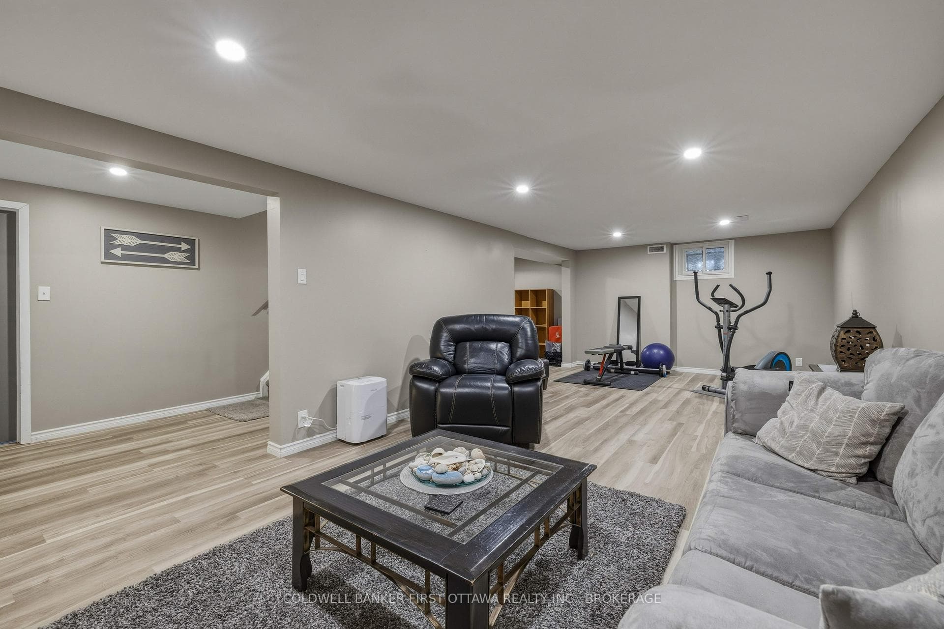 695 Laidlaw Crescent photo 33
