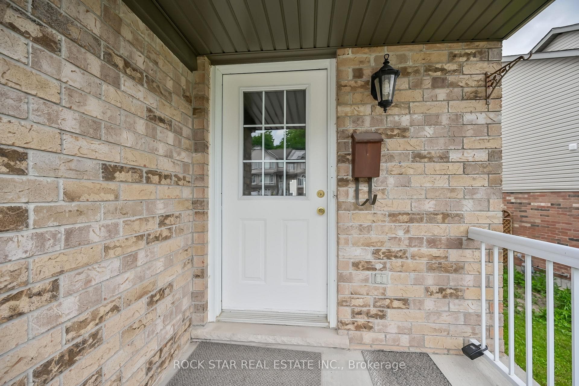 211 Snowdrop Crescent photo 3
