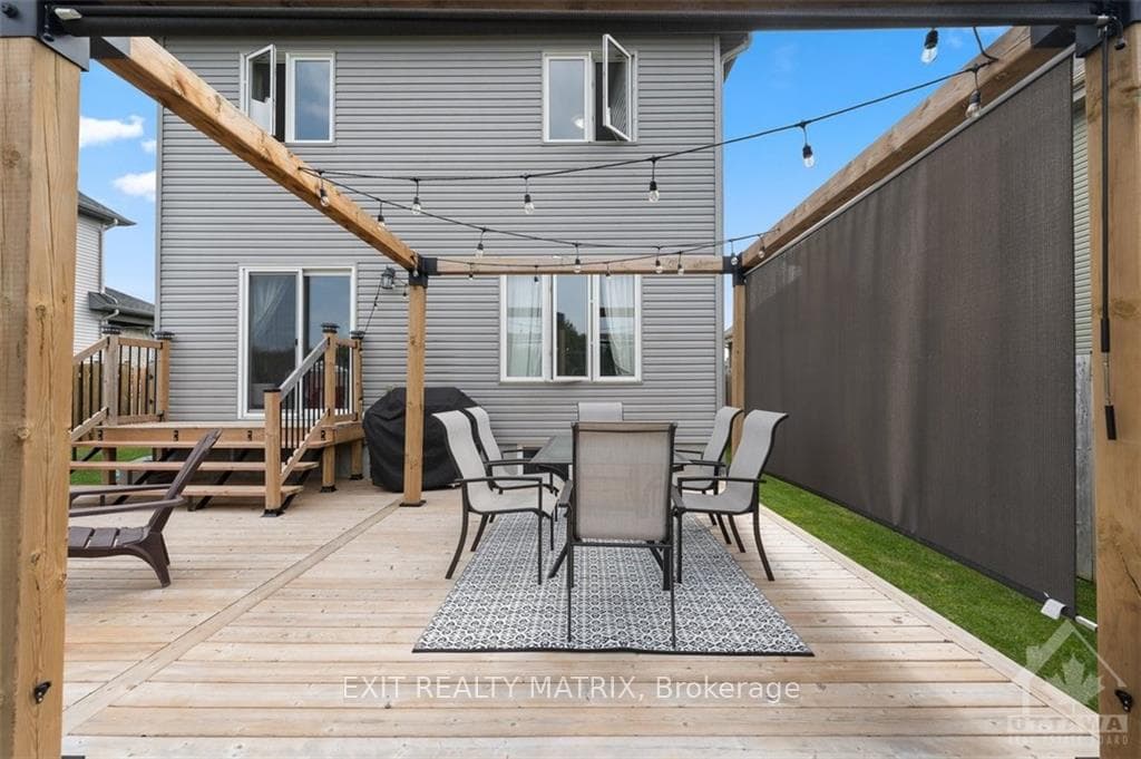 128 ABBEY Crescent photo 27
