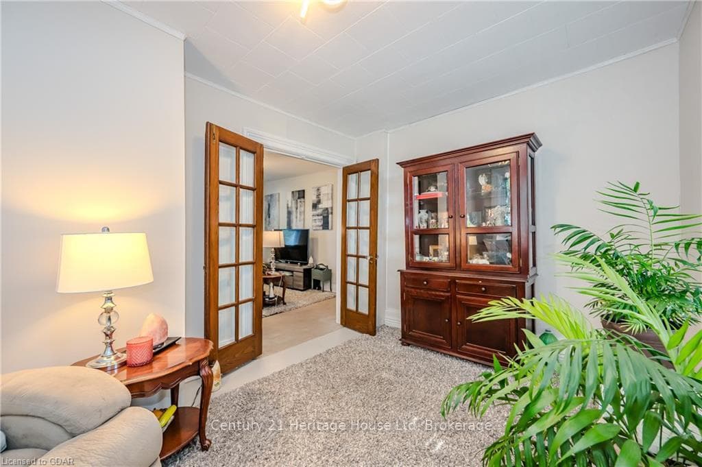 645 YONGE Street photo 11