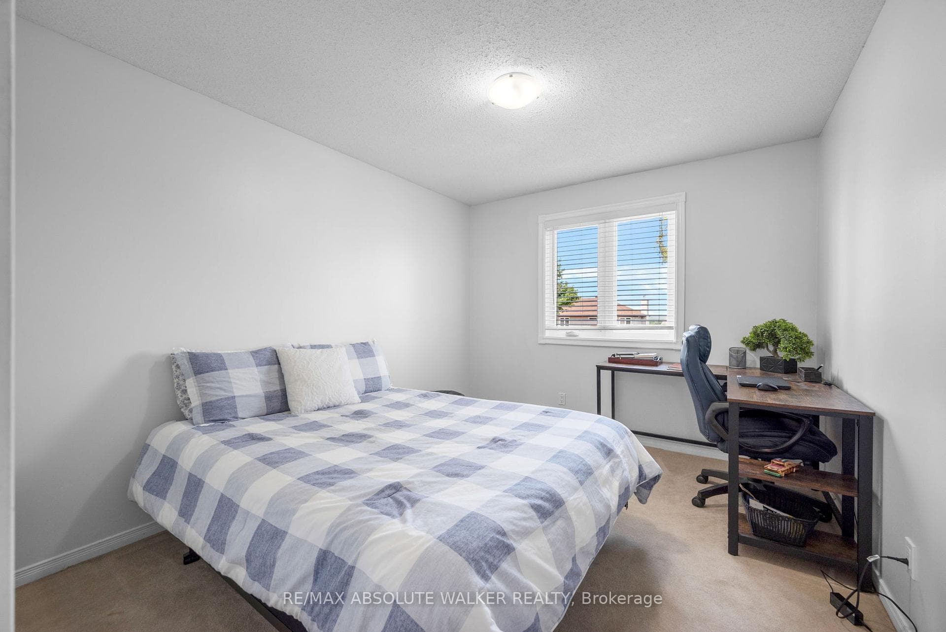1368 Norview Crescent photo 31
