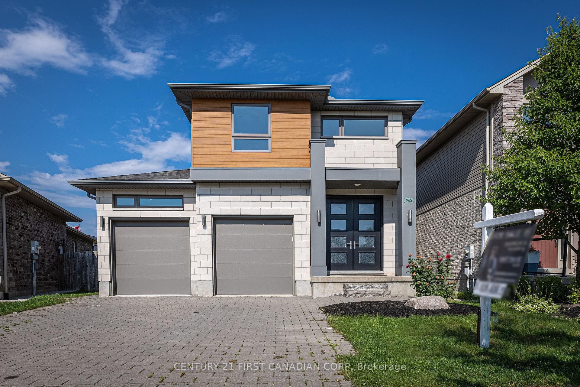 962 Moy Crescent photo 2