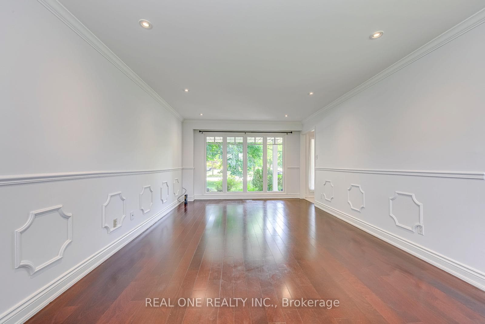 2211 All Saints Crescent photo 9
